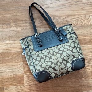 Like new! Coach tote in signature brown